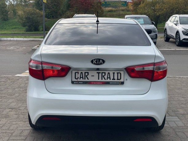 kia-rio-14-l-2014-g-big-5