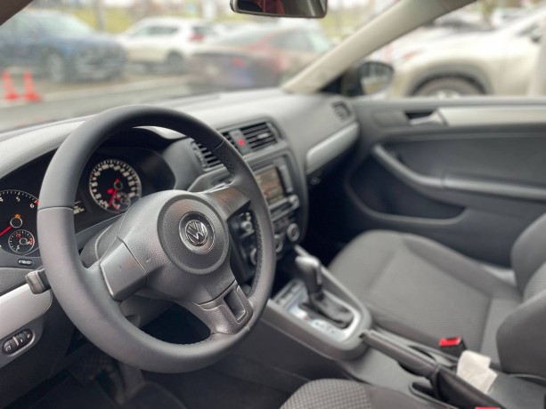 volkswagen-jetta-16-l-2012-g-big-9