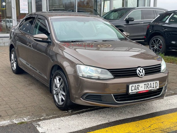volkswagen-jetta-16-l-2012-g-big-3