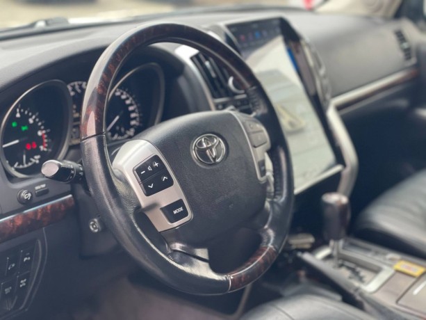 toyota-land-cruiser-46-l-2012-g-big-9