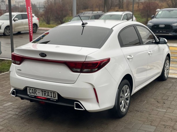 kia-rio-16-l-2021-g-big-4