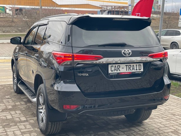 toyota-fortuner-28-l-2018-g-big-6