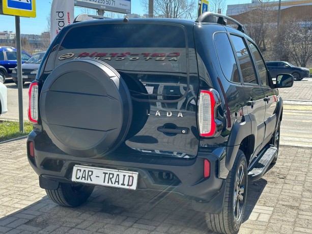 lada-vaz-niva-travel-17-l-2024-g-big-4