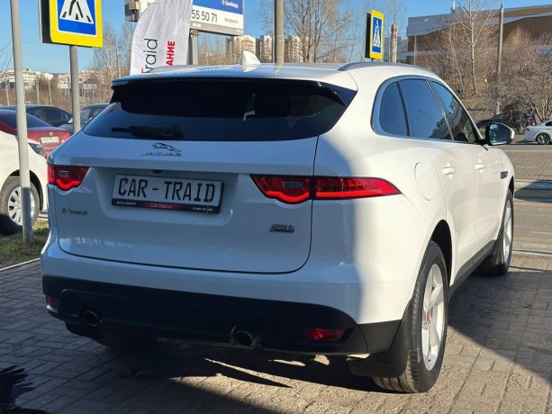 jaguar-f-pace-20-l-2018-g-big-4